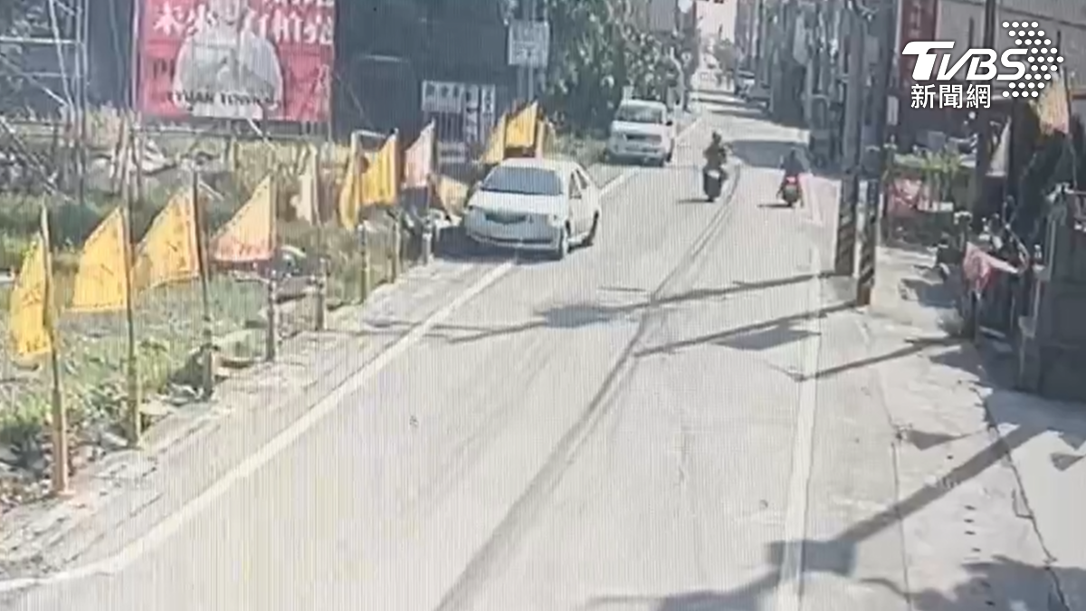 白色自小客車突然往路旁偏移,直接撞上停放路邊的機車,在宮廟對面一撞,爆出這起死亡案(圖/TVBS)