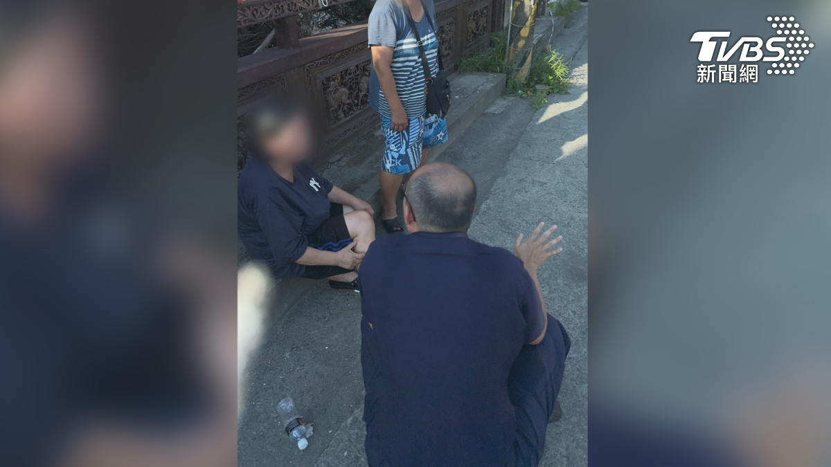 62歲的陳姓媽媽坐在地上,一臉茫然,而37歲的紀姓女兒已經明顯死亡,她供稱神明有指示能幫助女兒(圖/TVBS)