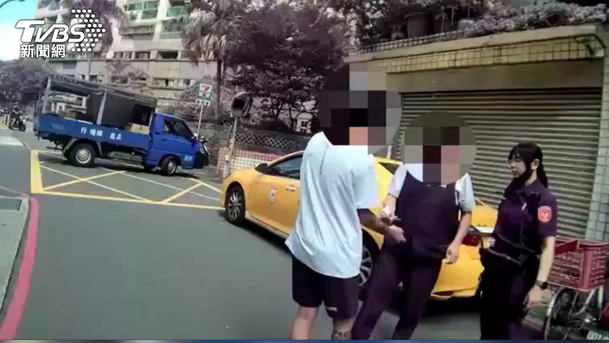 男乘客(白衣)遭駕駛指控搭車不付錢。(圖/TVBS)