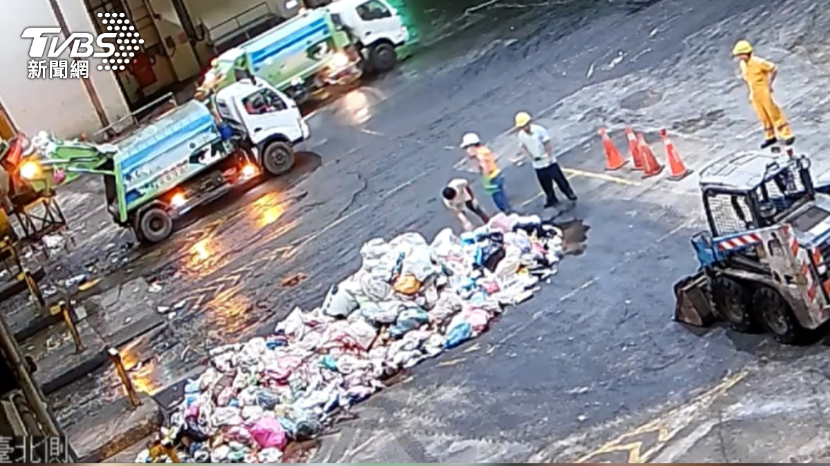 台南關廟一位民眾,把一只黑色的包包,裏頭裝著兩塊爸爸的黃金,當廢棄物丟進了垃圾車,焚化爐人員獲報,把垃圾倒出,三人及時找到(圖/TVBS)