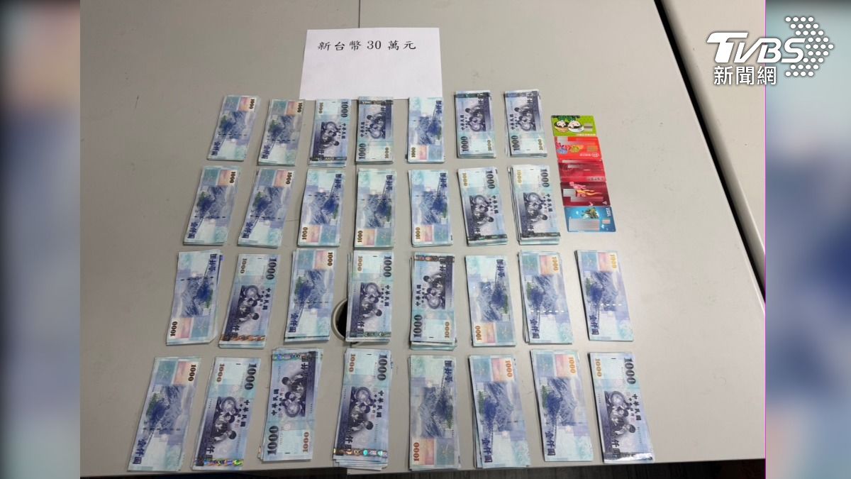 嫌犯拿五張金融卡提醒30萬元。(圖/TVBS)