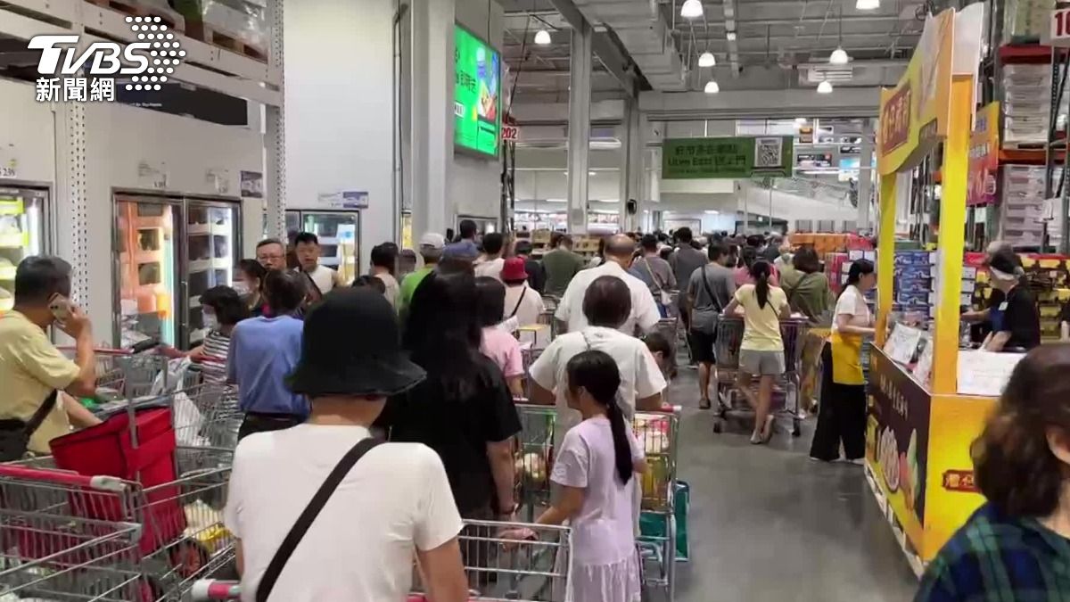 北台灣放假,10號美式賣場一開門湧進大批採買民眾。(圖/TVBS)