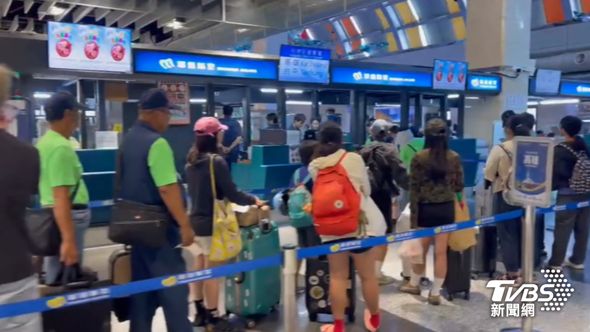澎湖機場搭機人潮滿滿,因為部分颱風來取消部分航班,遊客提早到機場候補座位。(圖/TVBS)