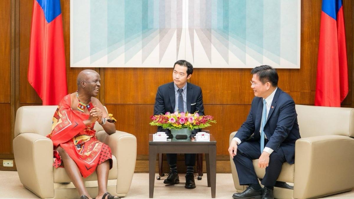 外交部長林佳龍與史瓦帝尼王國司法暨憲政部長席梅拉內親王(Prince Simelane Dlamini)就司法互助及國家發展等議題交換意見。(圖/外交部)