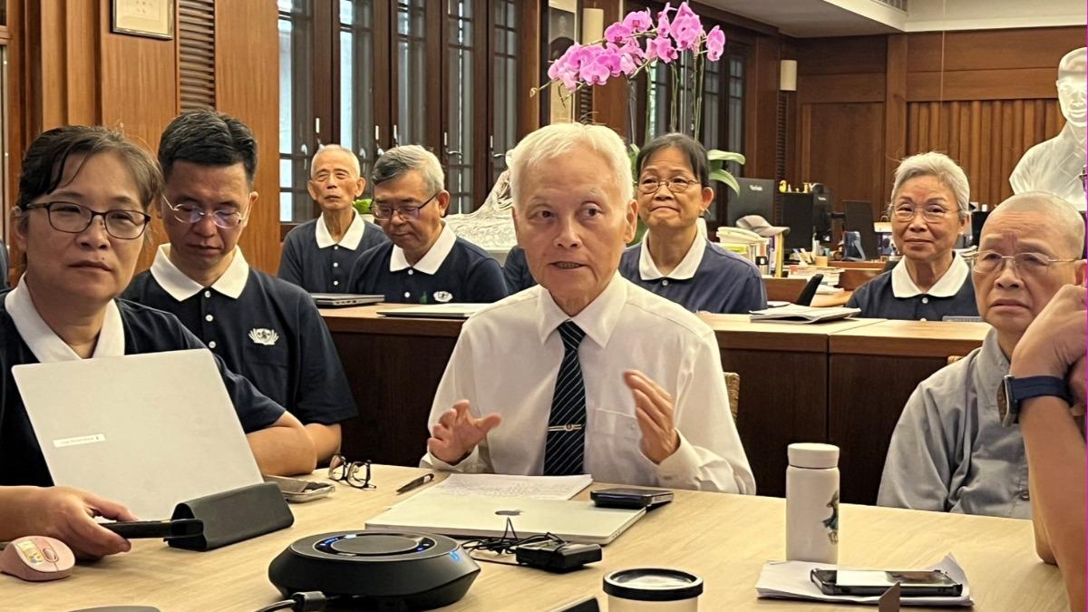 除了後勤物資與機構整備,慈濟最核心的「社區慈善網絡」更早已深入鄰里。花蓮靜思精舍防災應變中心由慈濟基金會副執行長張宗義主持。(圖/慈濟基金會提供)