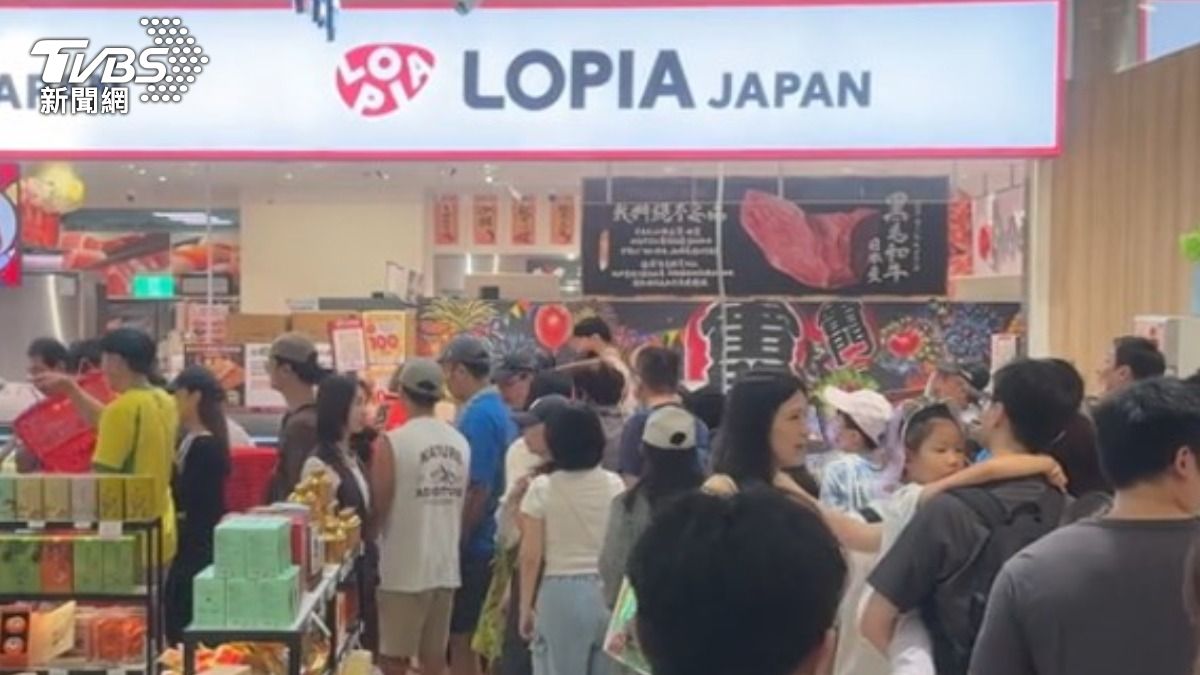 日系超市LOPIA大批民眾排隊進場採買。（圖／TVBS）