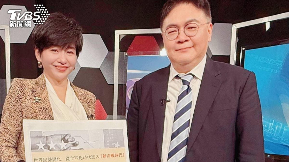 吳杰親自準備資料上節目。他簡報多達17頁，第一頁是 :世界局勢變化，從全球化時代進入【新冷戰時代】。這個董事長不談股價，要大家先看懂世界怎麼變，才不會買錯股票。（圖／柯勝雄）