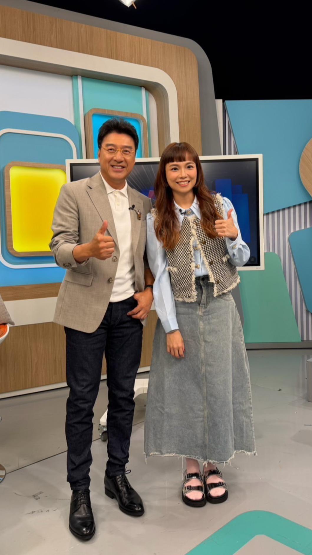 吳蓓雅(右)和謝震武合影。(圖/和展影視提供)