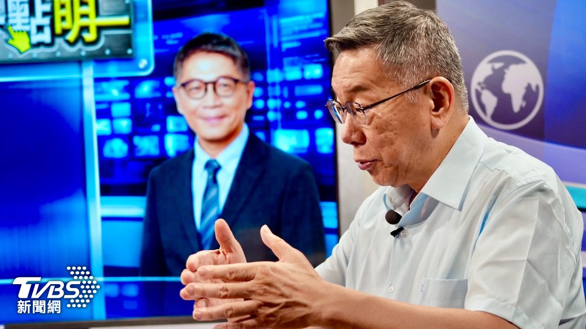 柯文哲於《政治一點明》網路節目暢聊安樂死、鞭刑公投議題。(圖/鄭名崴攝)