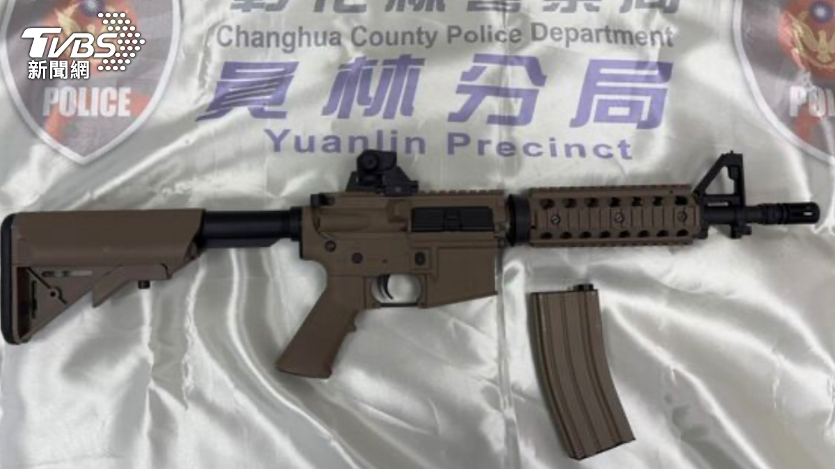 警方查扣玩具長槍。(圖/TVBS)