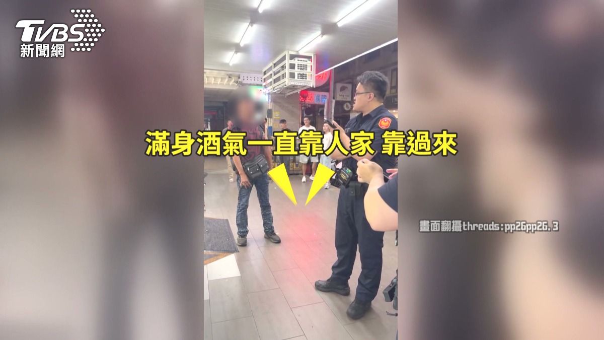 一中街喝醉疑騷擾女,男跟警「言語battle」最終倒地遭抬走。(圖/民眾提供)