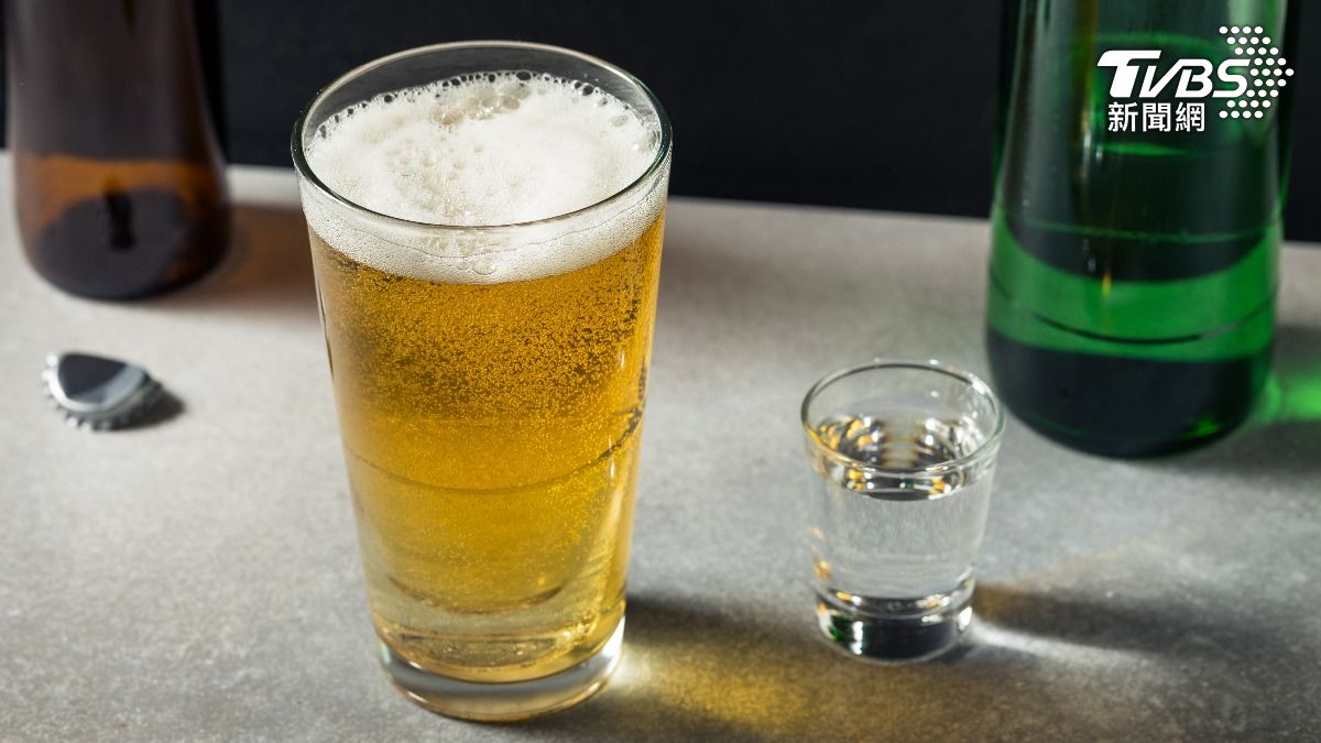 機組人員在預定航班起飛前,在飯店內飲用伏特加及啤酒。(示意圖/shutterstock 達志影像)