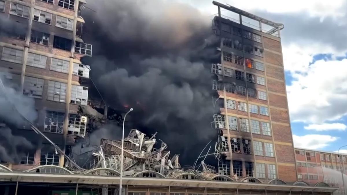 捷克1棟建築發生重大火災。（圖／翻攝自X@Reuters）