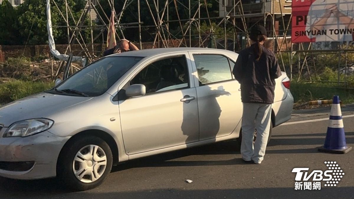 母親撞路邊機車，意外揭伴屍路。（圖／TVBS）