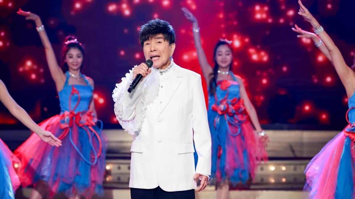 謝雷登台演唱。(圖/民視提供)