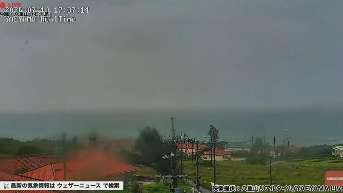 石垣島10日傍晚已開始下雨。(圖/翻攝自WEATHER NEWS)