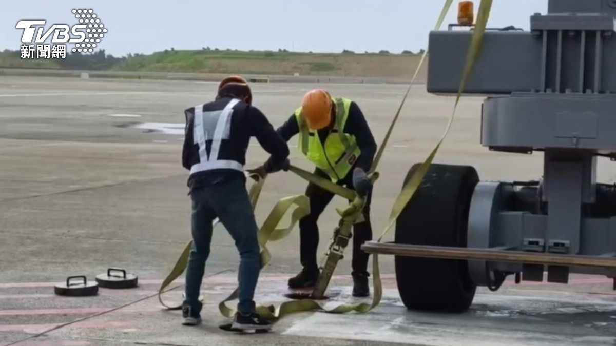 桃園機場空橋綁上繩索固定。(圖/TVBS)
