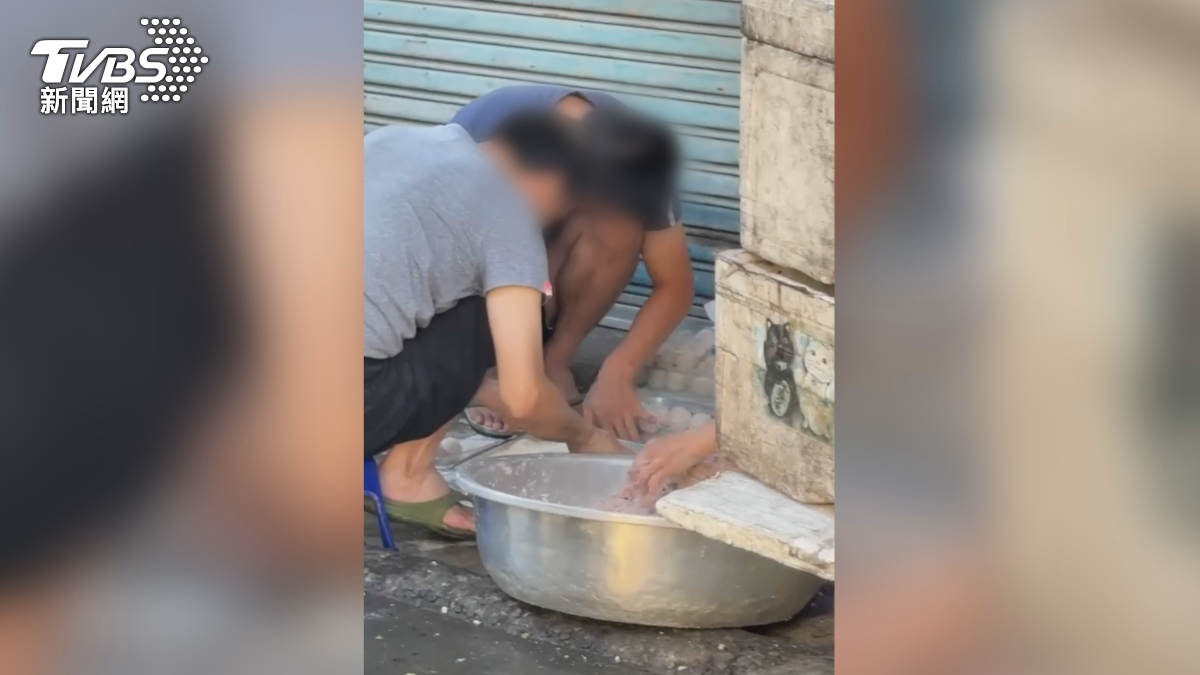 高雄林園的仁愛路上,有民眾直擊,路邊一間店家蹲在門口製作丸子,沒戴口罩手套,衛生局獲報急稽查。(圖/翻攝臉書@林園五四三)
