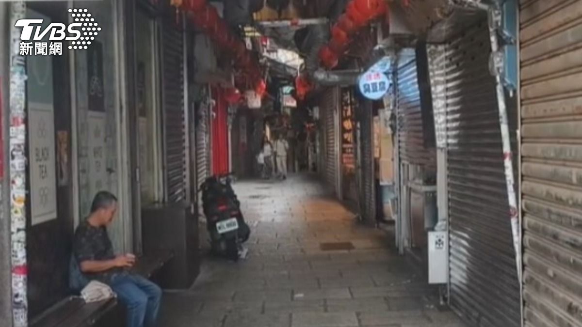 九份老街人潮比平常週末冷清不少。(圖/TVBS)