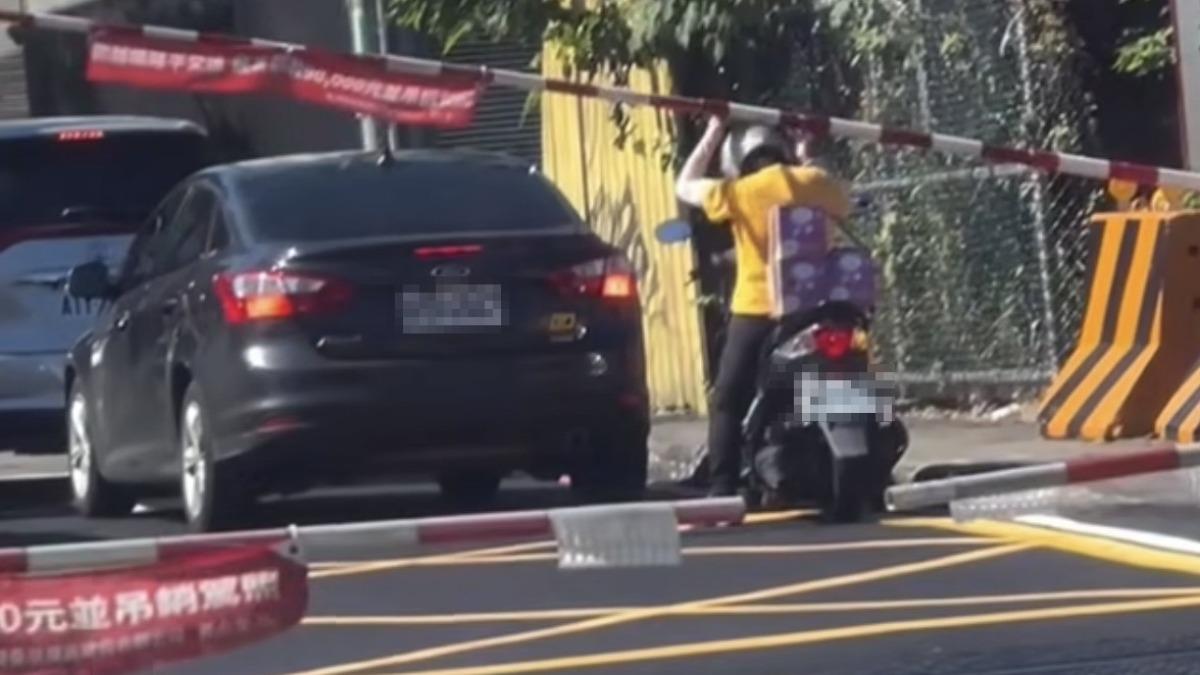 桃園大媽騎車誤闖平交道!見火車來「徒手搬桿」全場傻眼