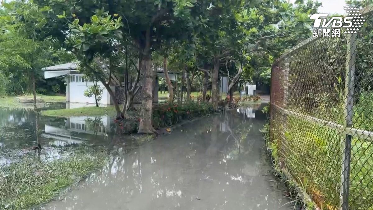 滔滔海浪持續灌進台東,造成森林公園整片草皮被水覆蓋,彷彿變成濕地,遊客散步、騎自行車的步道無法通行,連廁所都封閉管制。(圖/TVBS)
