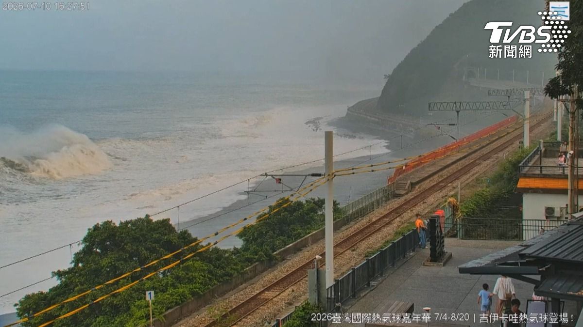 民眾在多良車站還被浪花噴濺到,Youtube上「鏡頭君」即時影像更湧入上千人,隔空觀浪。(圖/TVBS)