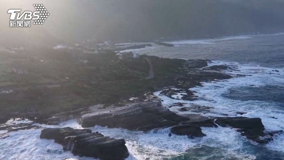 巴威颱風持續逼近台灣東部海域,台東沿海風浪劇烈,蘭嶼陣風更達11級。(圖/張哲睿提供)