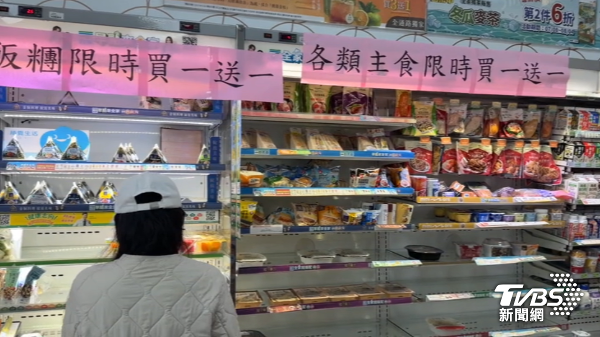 超商業者遇上颱風假,祭出買一送一優惠,吸引民眾購物。(圖/TVBS)