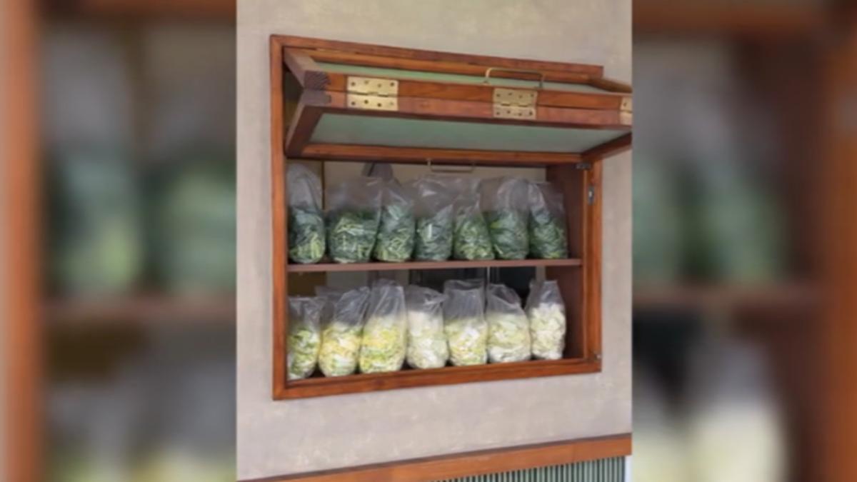 颱風來勢洶洶停班課,竹科便當店業者把備好的蔬菜分裝後,免費發給民眾。(圖/業者提供)