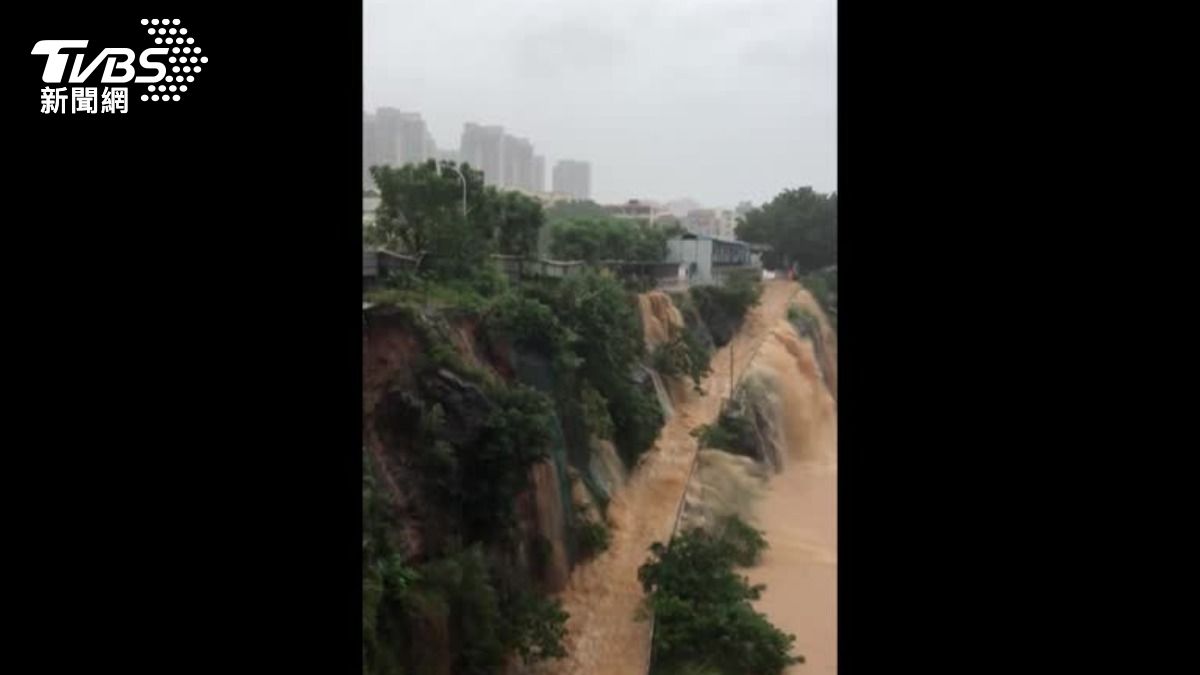 梅莎颱風帶來的強降雨,導致水壩決堤,大陸廣西爆發洪患。(圖/達志影像路透社)