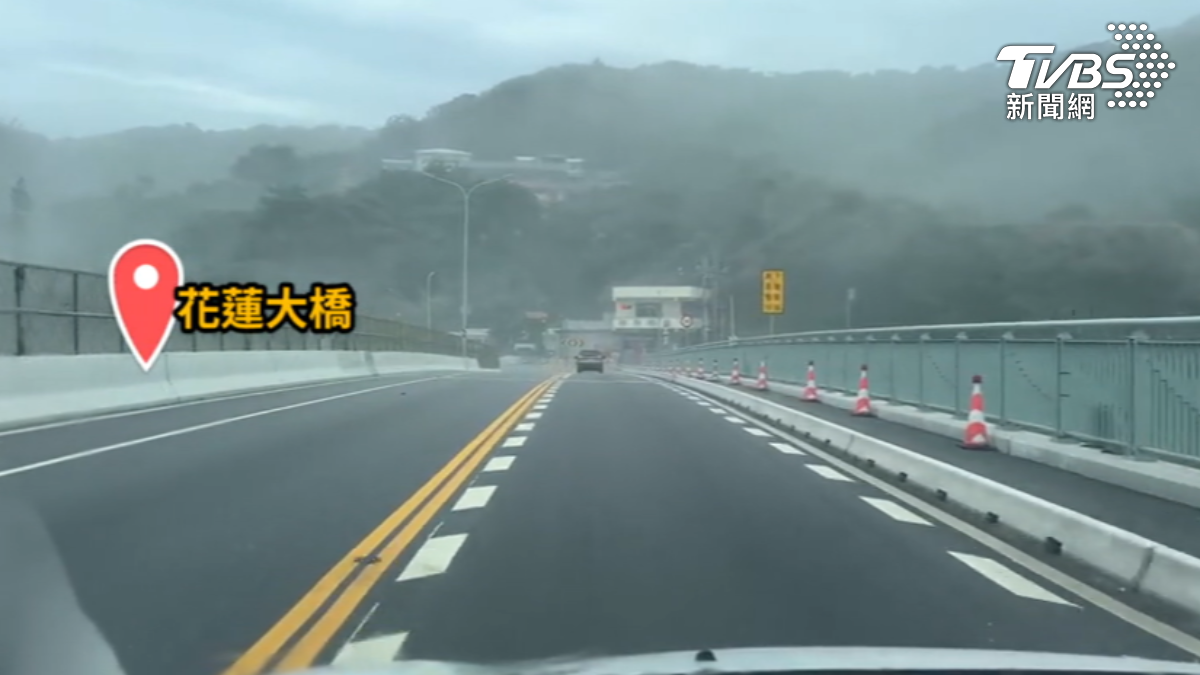 行駛在花蓮大橋上,一度因為沙塵揚起,視線不清。(圖/TVBS)