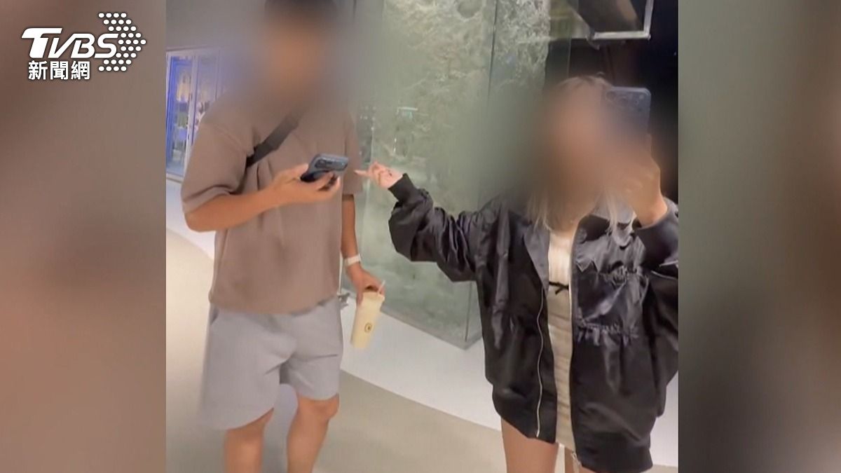 歪頭看菜單被誤認偷看手機!情侶嗆「男友是警察」吵40分鐘。(圖/民眾提供)