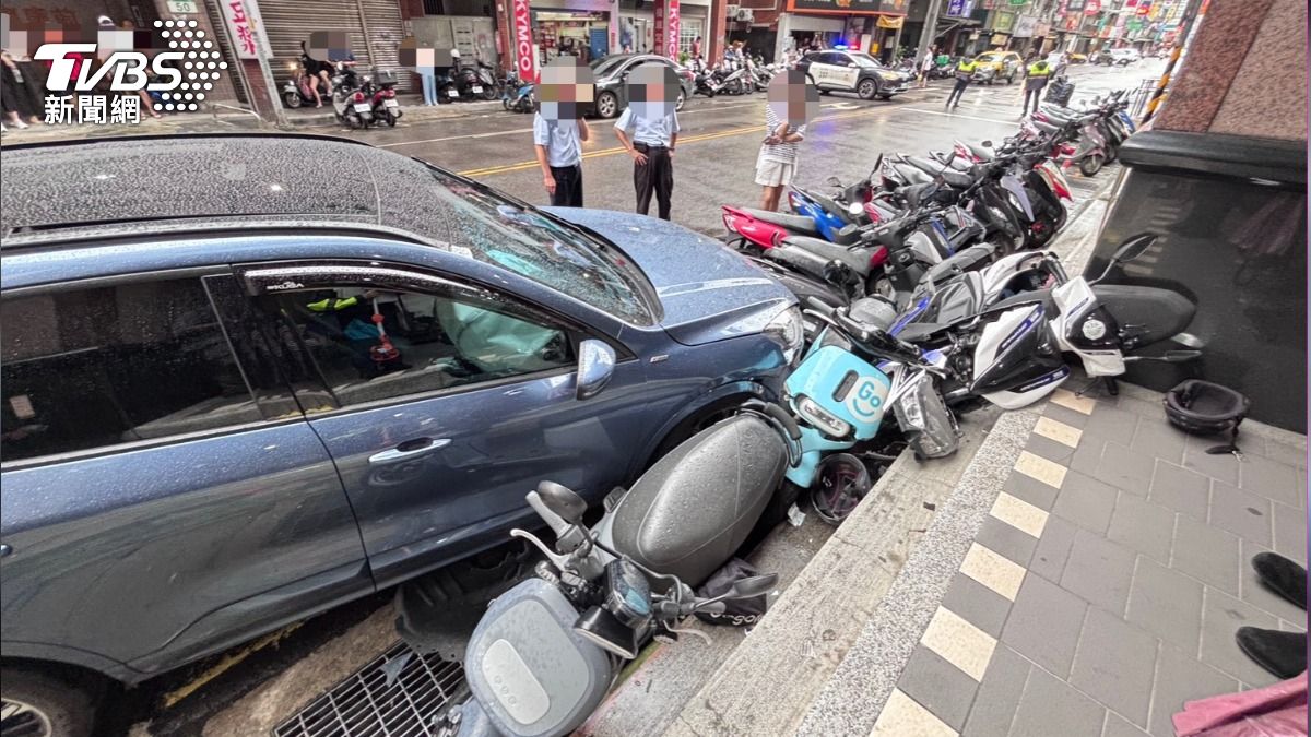 三重7旬翁失控爆衝!撞飛腳踏車阿嬤 再波及路邊9機車