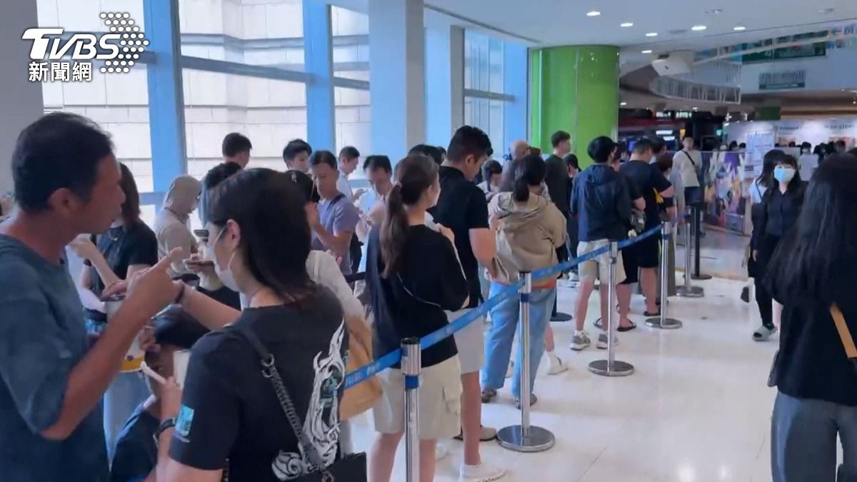 高雄夢時代擠爆了,寶可夢限量商品開賣,粉絲衝到寶可夢中心搶購,一度造成動線癱瘓。(圖/TVBS)