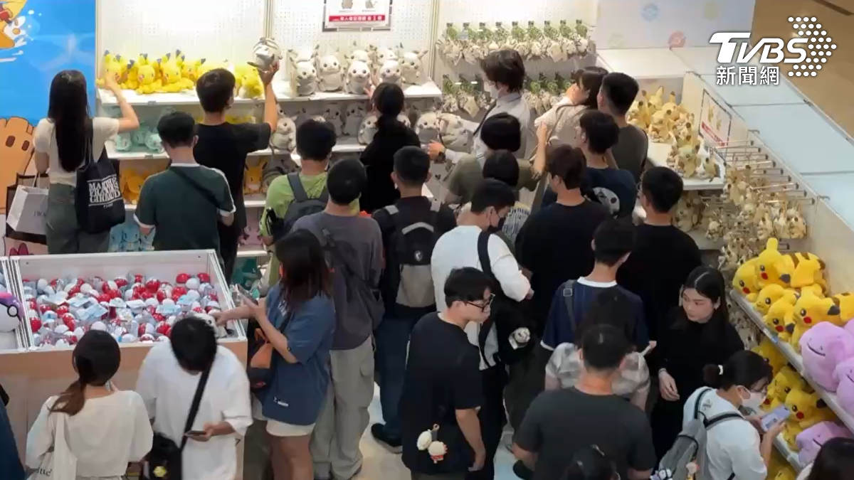 從高處俯瞰,超夯商品包括像素皮卡丘、淺淺丘等,粉絲瞬間將商品一掃而空。(圖/TVBS)