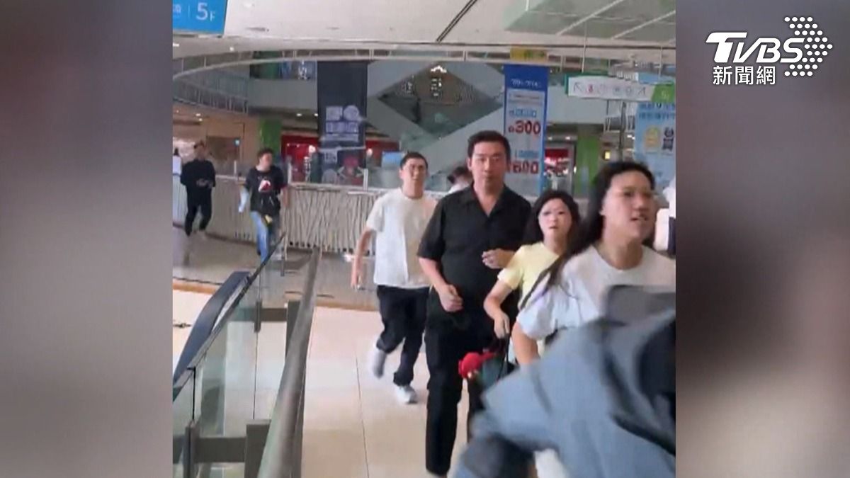 除了搶購寶可夢商品之外,同一天還有另一批民眾衝上五樓瘋搶戰鬥陀螺。(圖/TVBS)