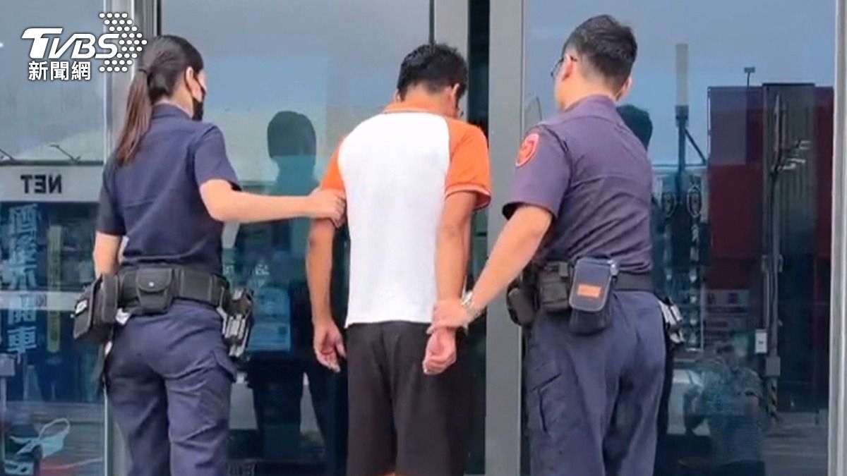 黃姓男子被帶回派出所後,依公共危險、毀損、竊盜及家庭暴力防制法等罪嫌移送。(圖/TVBS)