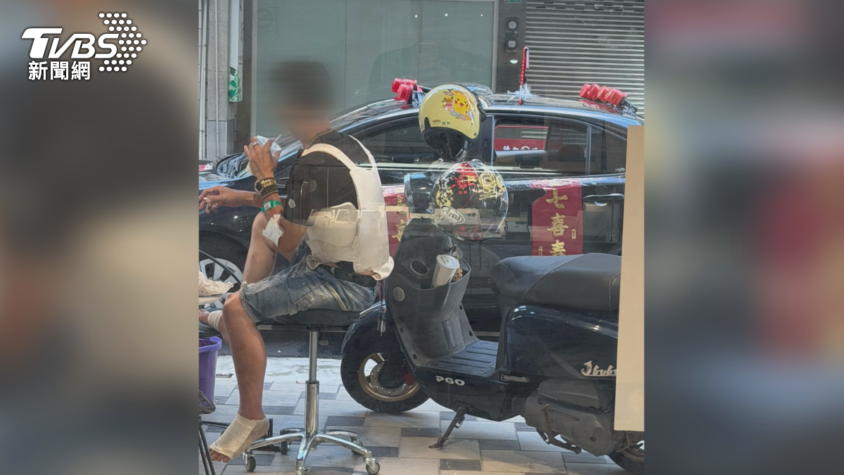 台南永康最近出現一名頭痛人物,車貼警示燈載孩逆向撞車,擾店家還摔杯社會局重罰。(圖/TVBS)