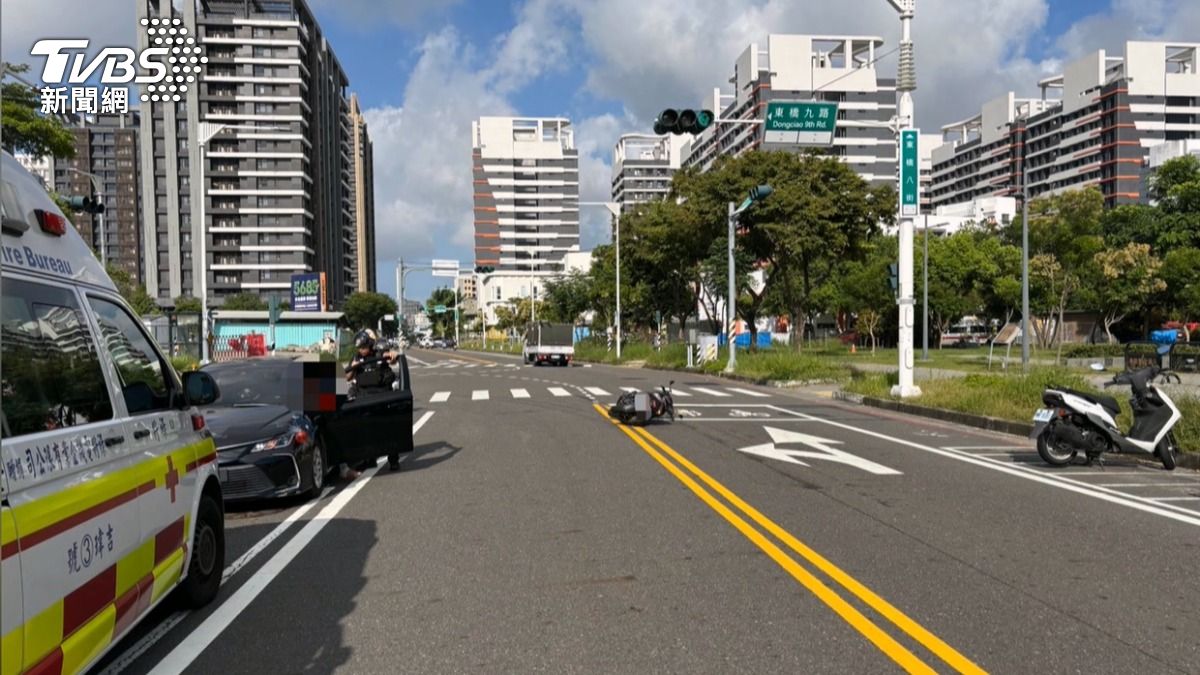 台南市永康警分局副分局長洪百亮表示,此次事故造成騎士四肢多處擦挫傷,黃姓男子也情緒失控。(圖/TVBS)