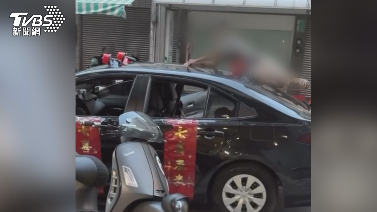 當事人黃先生描述,男子坐著店內椅子一路滑到騎樓,還示意小孩爬到車上,無厘頭的行為讓店家相當哭笑不得。(圖/TVBS)