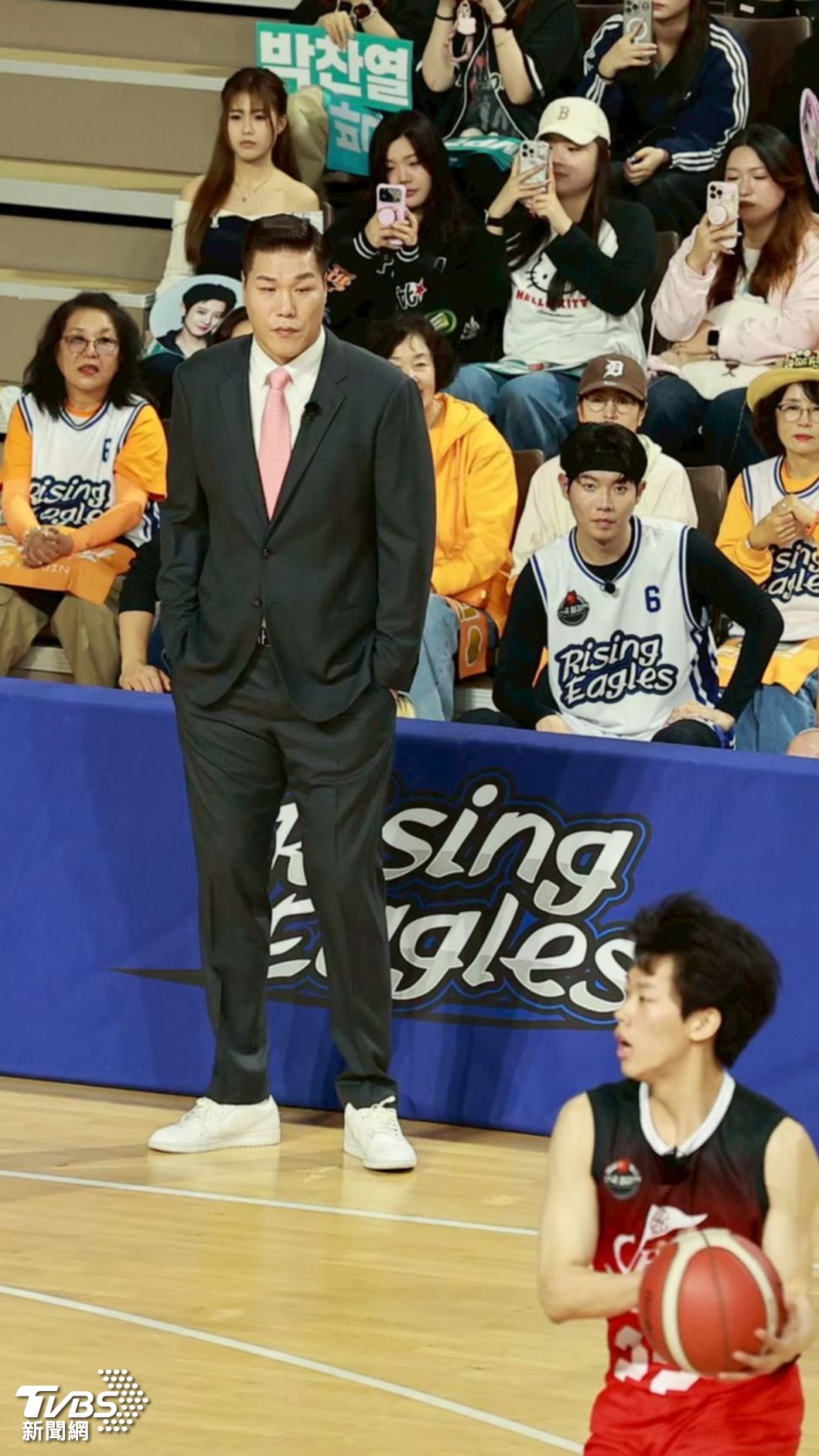 徐章勳放下平時的綜藝感，球賽中緊盯全場。（圖／黃城碩攝）