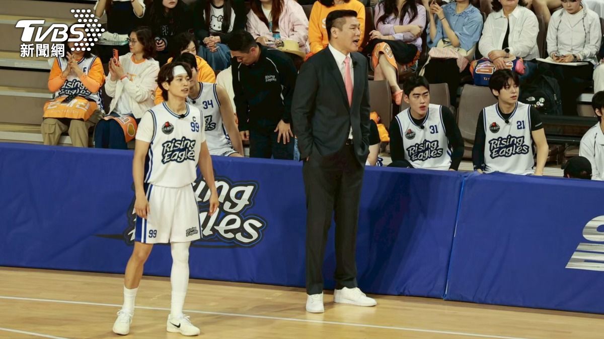 站在徐章勳旁邊的珉豪突然小鳥依人。（圖／黃城碩攝）