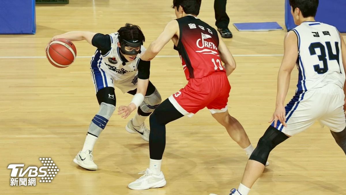 7號吳承勳（左）經歷多次負傷仍堅持上陣。（圖／黃城碩攝）