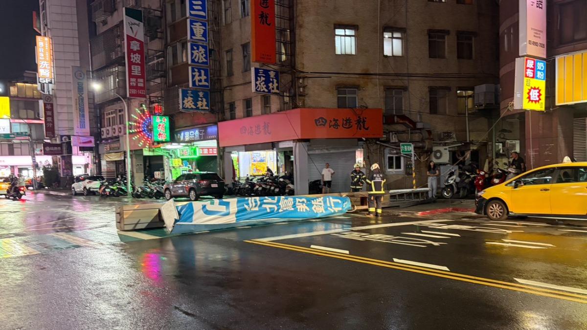 巨大招牌砸落地面。(圖/TVBS)