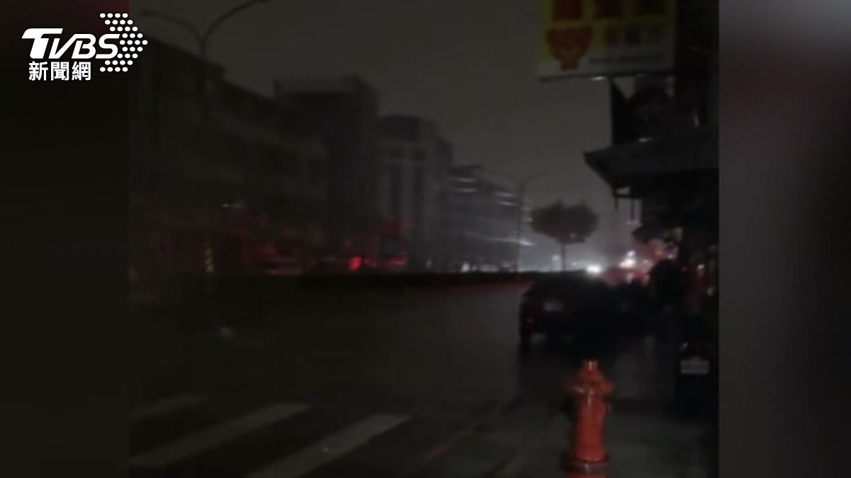巴威襲台中!海線暴雨,沙鹿部分區域停電。(圖/翻攝threads.com shuo._.0428)