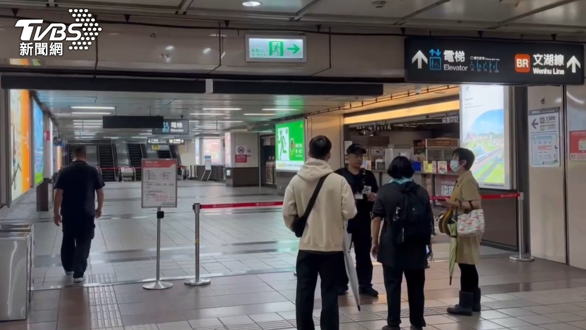 民眾今早準備轉搭文湖線才驚覺停駛。(圖/TVBS)