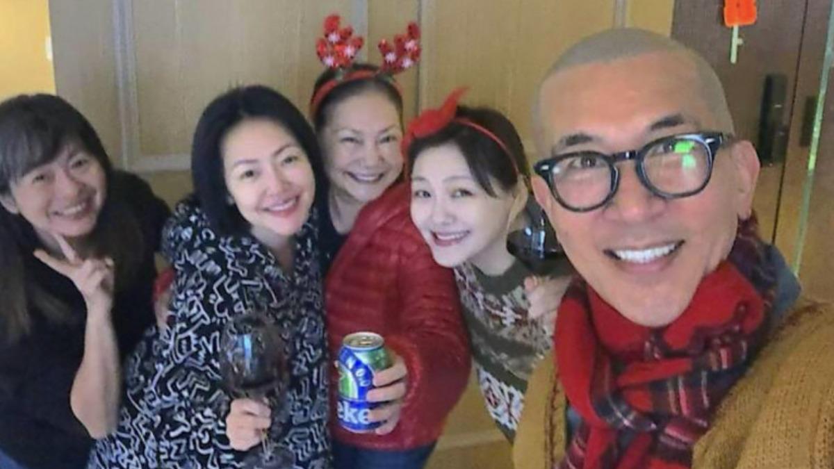 具俊曄（右起）、大S、S媽、小S、大姊徐熙嫻。（圖／翻攝自IG）