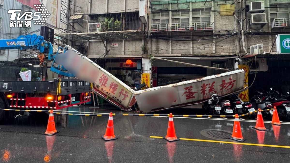 雨遮從中間斷裂導致招牌掉落成V字形。(圖/TVBS)