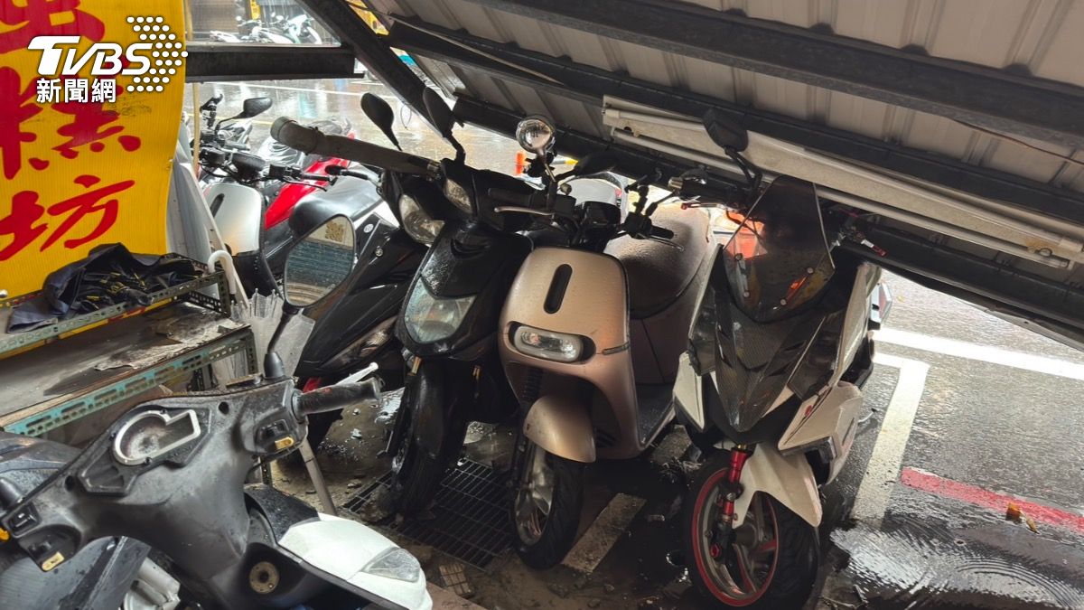 4輛機車遭掉落雨遮壓住。(圖/TVBS)