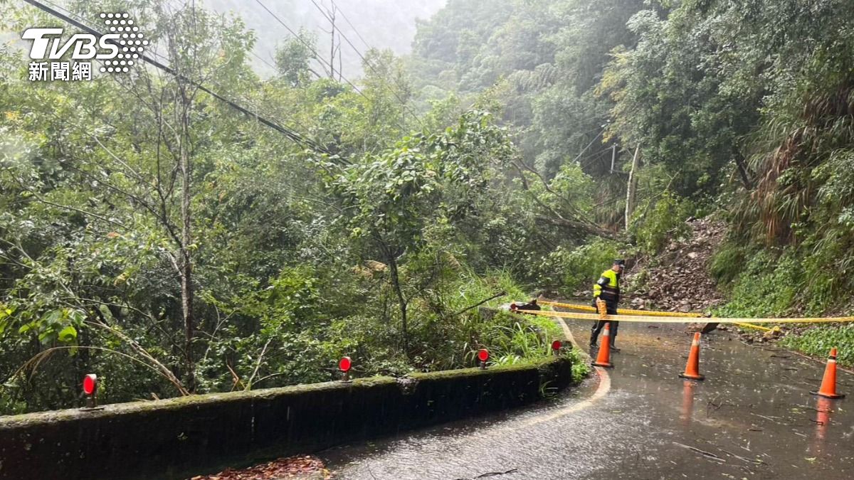 坍方範圍約長14公尺、寬10公尺,路旁電線桿斷裂倒塌,雙向交通受阻。(圖/TVBS)